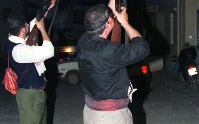 Τυμπάκι: Θύμιζε πόλεμο το γλέντι - «Χαλάζι» οι σφαίρες - Μάνα δύο παιδιών μάζευε σφαίρες από την αυλή του σπιτιού της - Media