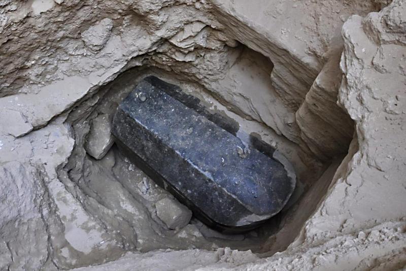 Άνοιξε η «μαύρη σαρκοφάγος»: Τι ανακάλυψαν οι αρχαιολόγοι (Photo) - Media
