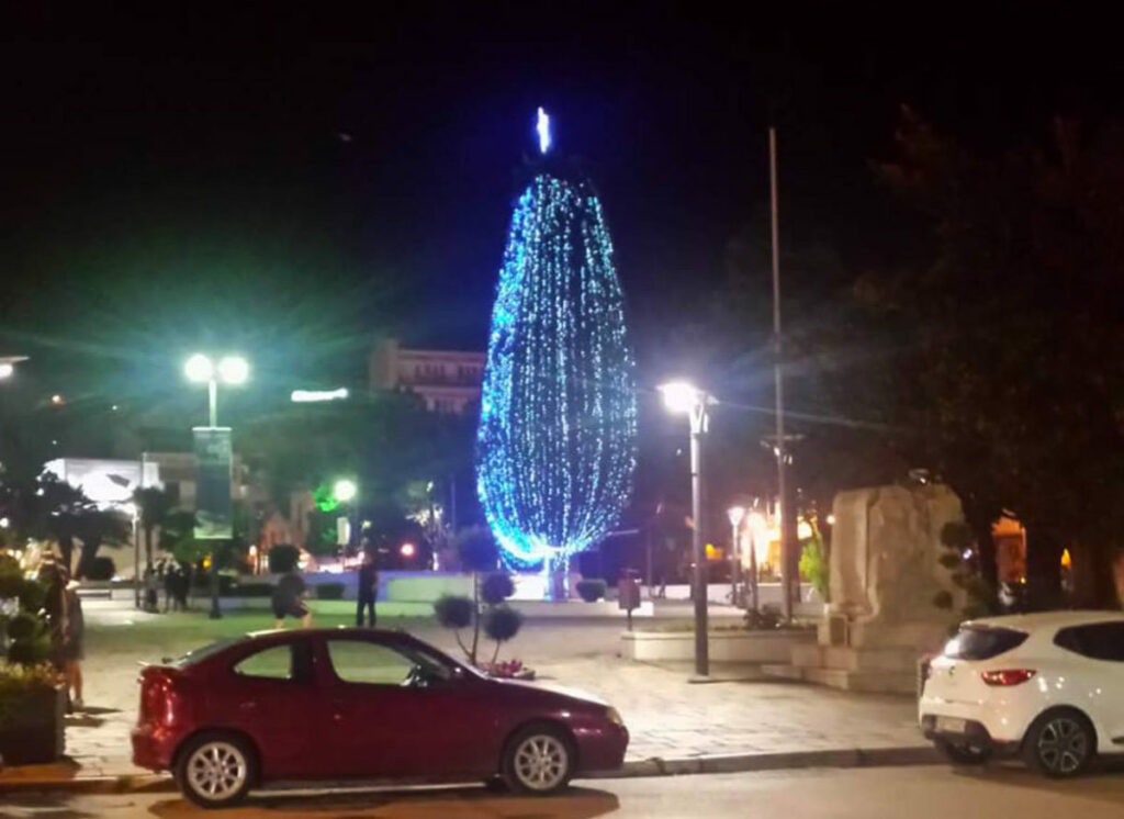 Στην Καβάλα πήραν πολύ σοβαρά την κακοκαιρία - Άναψαν το χριστουγεννιάτικο δέντρο! (Photo) - Media