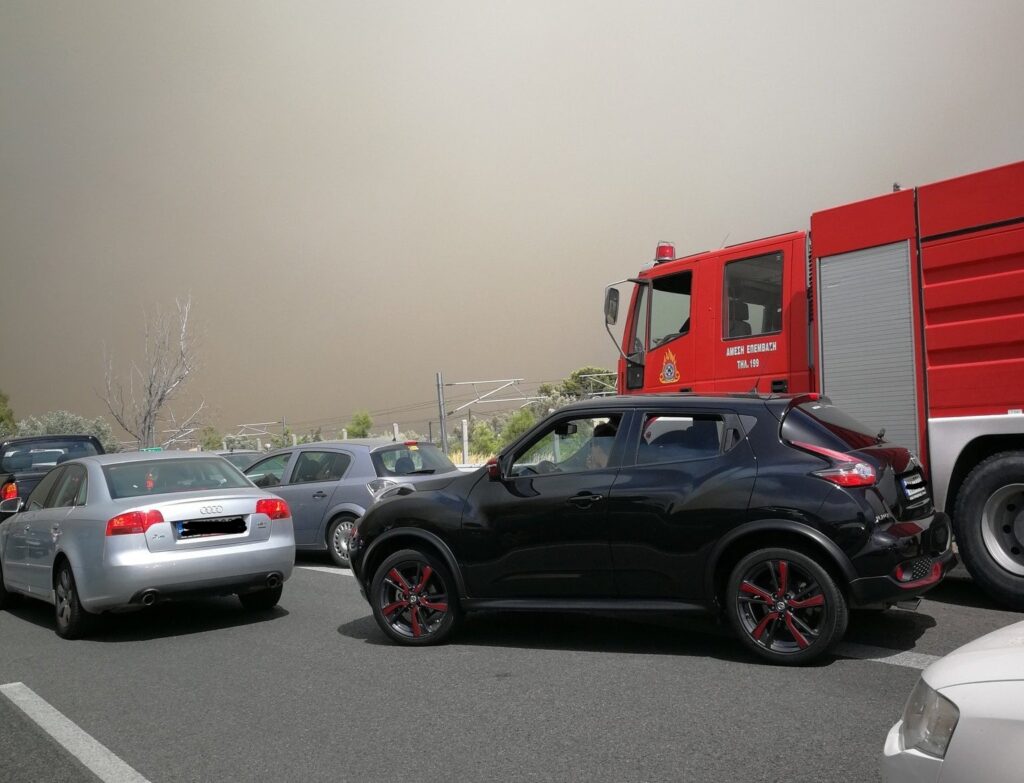 Ντροπή: Έκλεισαν τη ΛΕΑ στην Ολυμπία Οδό - Αποκλείστηκαν πυροσβεστικά οχήματα (Photo) - Media