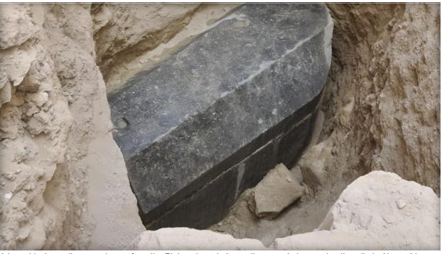 Σπουδαία ανακάλυψη: Βρέθηκε μεγάλη και άθικτη σαρκοφάγος στην Αλεξάνδρεια - Media