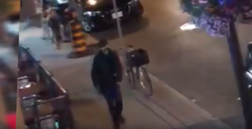 Η στιγμή που ο ένοπλος ανοίγει πυρ στην ελληνική συνοικία του Τορόντο (video)  - Media