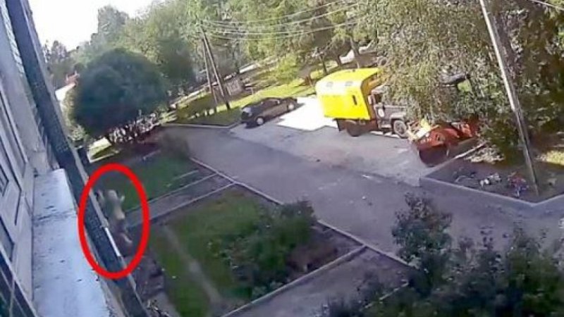 Δύο εργάτες - ήρωες έπιασαν στον αέρα 3χρονο παιδί, που έπεσε από τον τέταρτο όροφο πολυκατοικίας (Video)  - Media