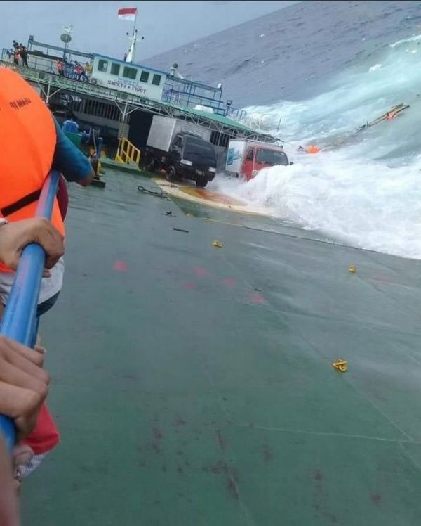 Συγκλονιστικές εικόνες από ναυάγιο φέρι μποτ: Γαντζώθηκαν στα κάγκελα οι επιβάτες (Photos & Video)  - Media Gallery