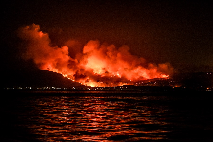 Συγκλονιστικές σκηνές διάσωσης ένα μίλι από το Μάτι – Κολυμπούσαν για να γλιτώσουν από τις φλόγες (Video) - Media