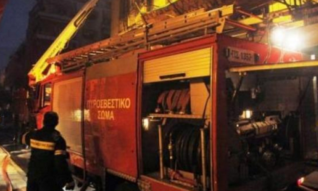 Πυρκαγιά σε διαμέρισμα στο κέντρο της Αθήνας -  Η Πυροσβεστική απεγκλώβισε δύο άνδρες  - Media