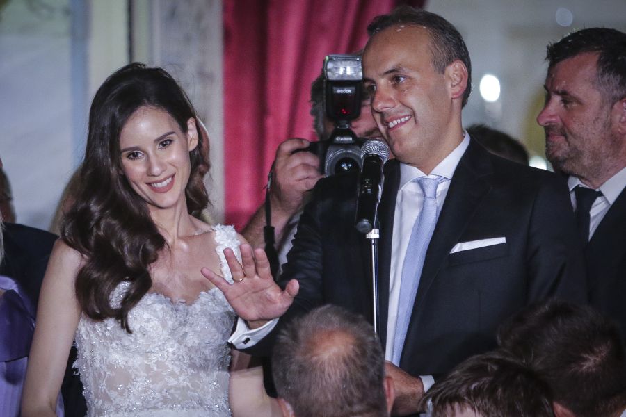 Mε γιγαντοοθόνες και κουμπάρο τον Κώστα Καραμανλή παντρεύτηκε ο δήμαρχος Γλυφάδας  - Media