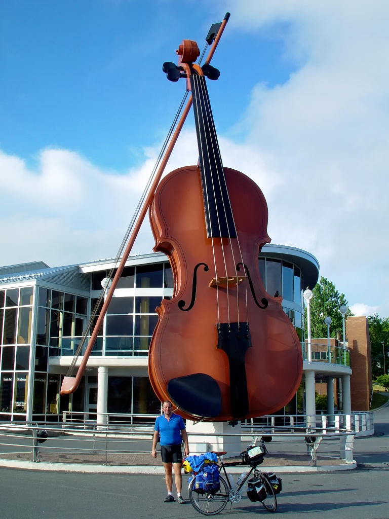 Ένα γιγάντιο βιολί έφτιαξαν στην Αυστρία, επειδή ζήλεψαν το γιγάντιο κουλούρι Θεσσαλονίκης μας - Media