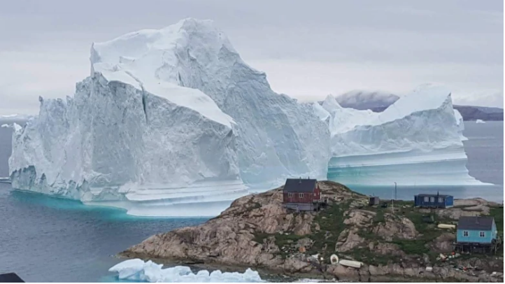 Γροιλανδία: Παγόβουνο στο μέγεθος λόφου απειλεί να βυθίσει χωριό και να προκαλέσει τσουνάμι - Media