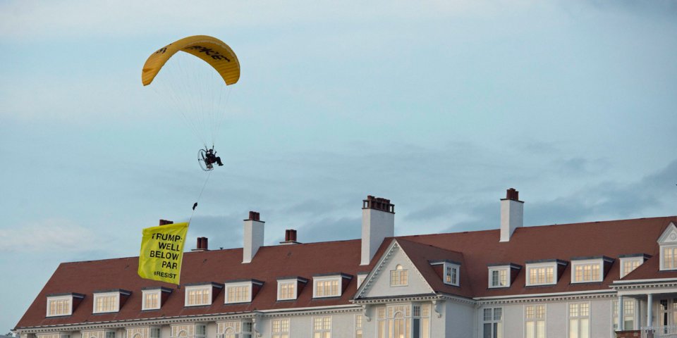 Συνελήφθη ο ακτιβιστής της Greenpeace που προσπάθησε να προσεγγίσει τον Τραμπ από αέρος - Media