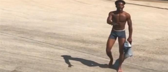 Έτρεχε γυμνός γύρω από το αεροπλάνο (Video) - Media