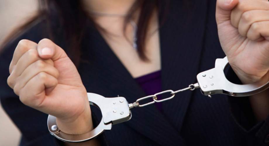 Προφυλακιστέα η 46χρονη «δικηγόρος» που εξαπατούσε πολίτες με χρέη – «Τσέπωσε» πάνω από 2 εκατ. ευρώ - Media