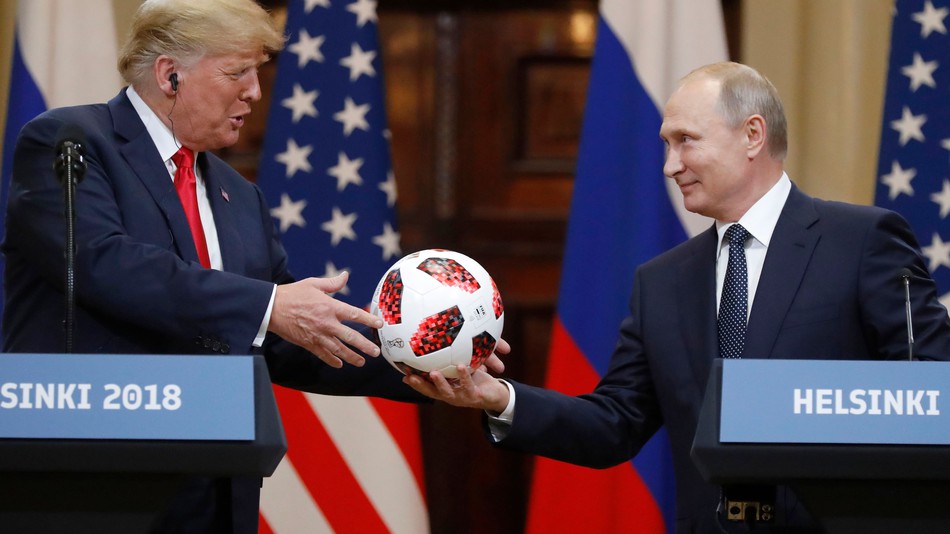 Η μπάλα που δώρισε ο Πούτιν στον Τραμπ έφερε τσιπάκι - αλλά όχι γι