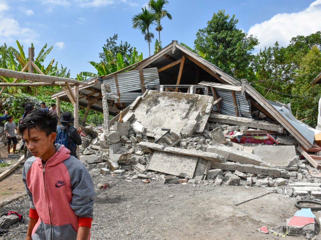 Ινδονησία: Σωστικά συνεργεία προσπαθούν να διασώσουν εκατοντάδες αποκλεισμένους από το σεισμό  6,4 βαθμών  - Media