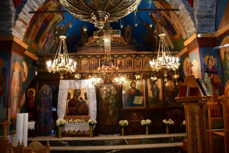 Συγκίνηση και θλίψη στην κηδεία του παπα- Σπύρου που χάθηκε στο Μάτι - Media