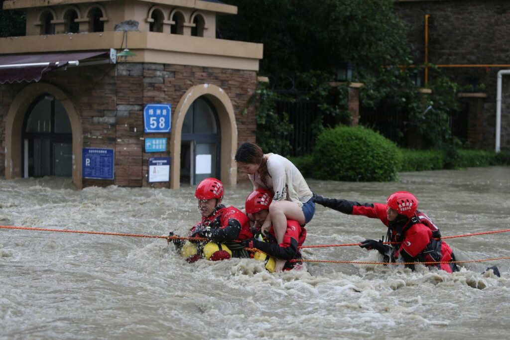 Χάος στην Κίνα από τις πλημμύρες - Έκλεισαν 10 αυτοκινητόδρομοι  - Media