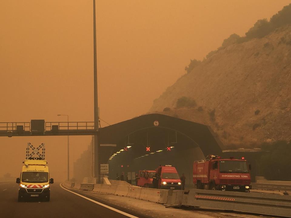 Διακόπηκε η κυκλοφορία του Προαστιακού λόγω της πυρκαγιάς στην Κινέτα - Media