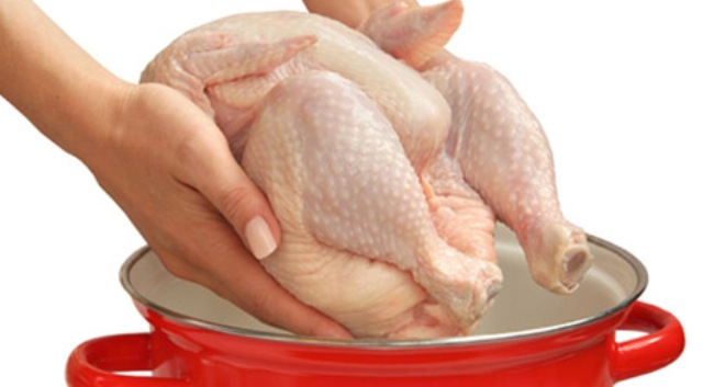 Το λάθος που κάνουν όλοι όταν ξεπαγώνουν το κοτόπουλο: Μεγάλος κίνδυνος για την υγεία - Media
