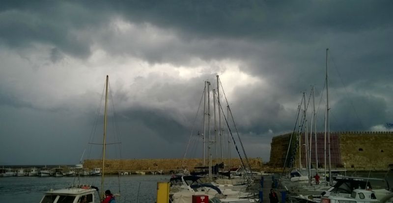 Νεροποντή στο Ηράκλειο Κρήτης - Κινδύνευσε άνθρωπος από τα ορμητικά νερά  - Media