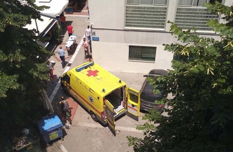 Εικόνες ντροπής στη Λάρισα: Ασθενοφόρο κολλάει στην κίνηση και δεν μπορεί να προσεγγίσει περιστατικό (Video) - Media