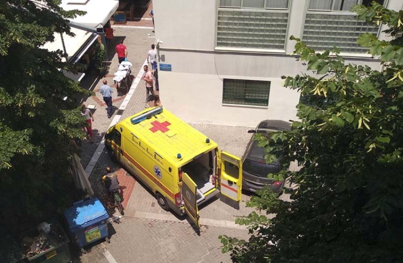 Εικόνες ντροπής στη Λάρισα: Ασθενοφόρο κολλάει στην κίνηση και δεν μπορεί να προσεγγίσει περιστατικό (Video) - Media