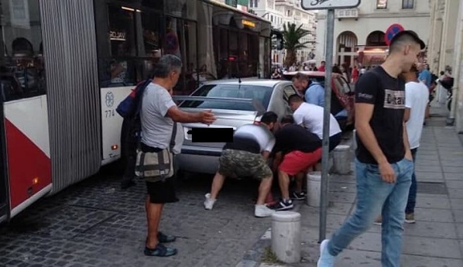 Θεσσαλονίκη: Πολίτες μετακίνησαν με τα χέρια τους παράνομα σταθμευμένο ΙΧ για να περάσει λεωφορείο του ΟΑΣΘ - Media