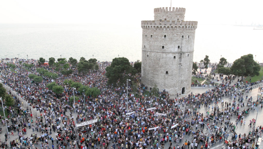 Θεσσαλονίκη: Προσαγωγή ατόμων που προσπάθησαν να πετάξουν τρικάκια από τον Λευκό Πύργο - Media