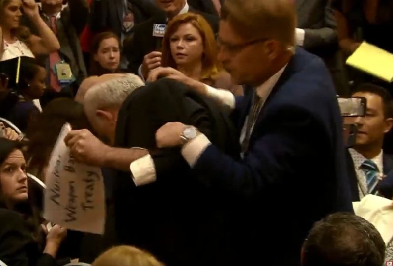 Χαμός στην συνέντευξη Τραμπ-Πούτιν: Η ασφάλεια πέταξε εκτός αίθουσας άνδρα - Media