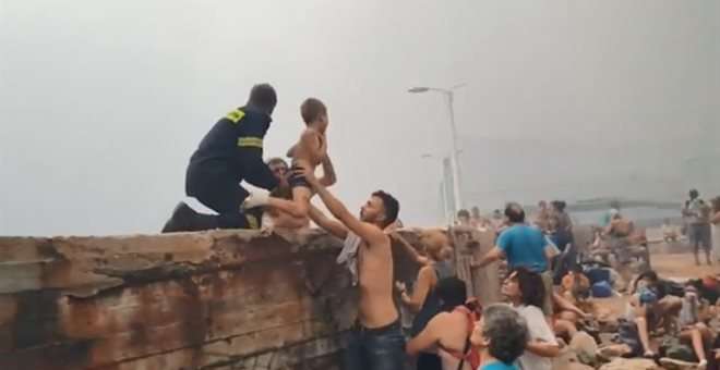 Νέο βίντεο ντοκουμέντο: Διασώστες απομακρύνουν εγκλωβισμένους από το Μάτι - Media