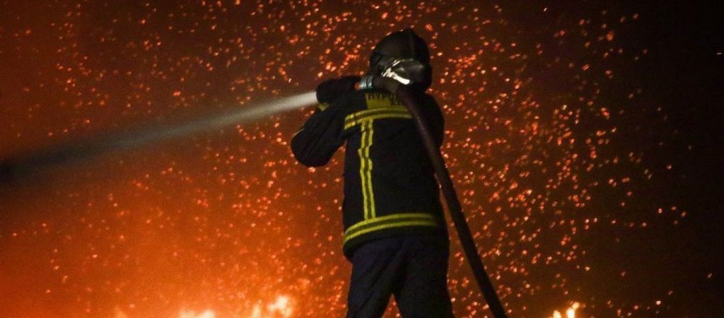 Observer: Οργισμένοι με τους κυβερνητικούς χειρισμούς οι Έλληνες πυροσβέστες  - Media