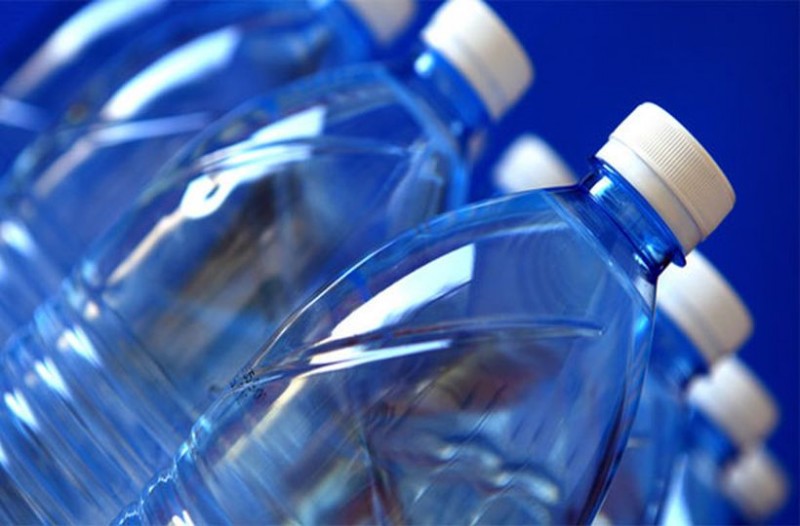 Γιατί «απαγορεύεται» να αφήνουμε γεμάτα με νερό τα πλαστικά μπουκάλια μέσα στο ΙΧ (Video) - Media