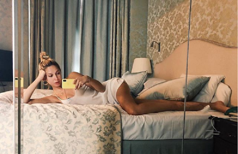 Το «χόντρυνε» η εγγονή του Γλύξμπουργκ: Άσεμνη χειρονομία στο Instagram (Photo) - Media