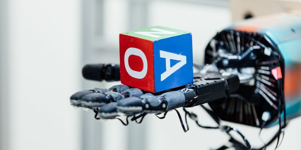 Dactyl: Αυτό το ρομπότ παίζει στα δάχτυλα έναν κύβο και δεν του πέφτει κάτω (Video) - Media
