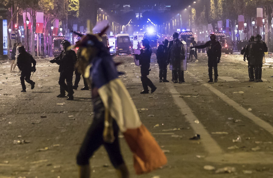 Γαλλία: Δυο νεκροί και ταραχές στο περιθώριο των εορτασμών για την κατάκτηση του Μουντιάλ (Video)  - Media