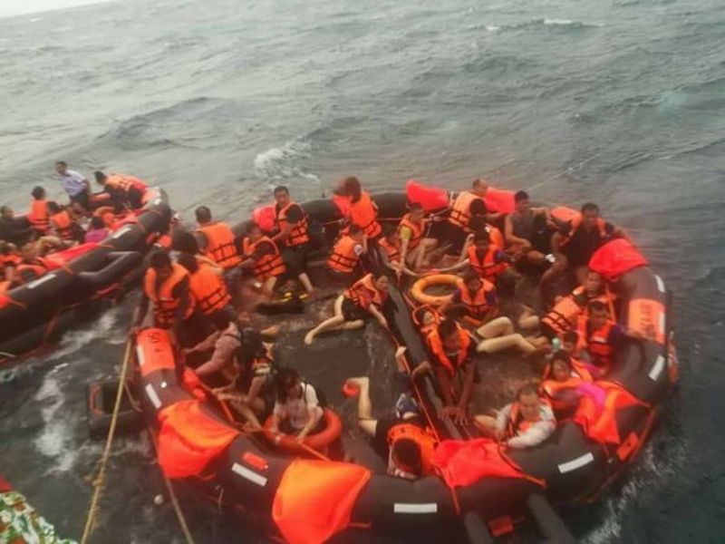 Αγωνία στην Ταϊλάνδη: Ναυάγιο τουριστικού σκάφους - Ένας νεκρός και 53 αγνοούμενοι (Photos) - Media