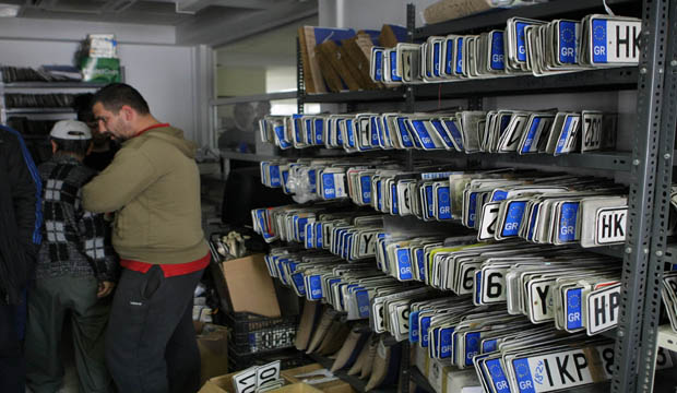 Η εφορία ανακυκλώνει τις πινακίδες οχημάτων – Ποιοι κινδυνεύουν να τις χάσουν οριστικά μετά την κατάθεσή τους - Media