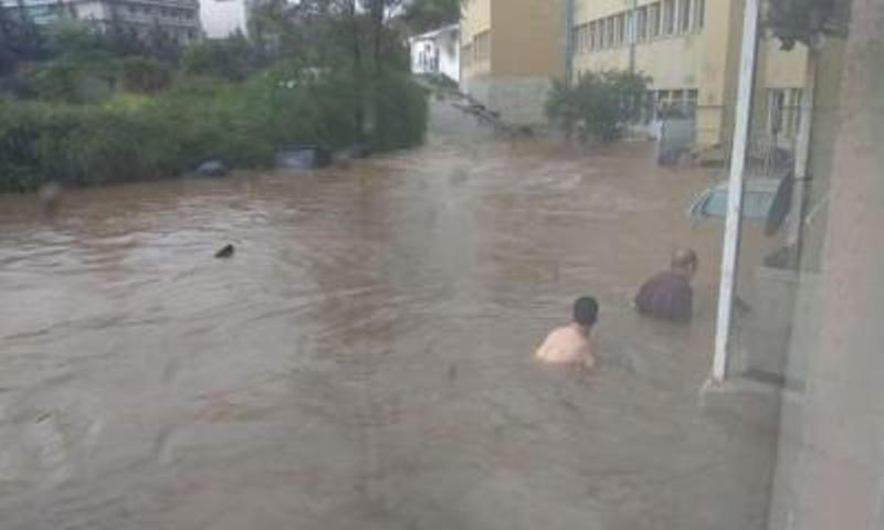 Φωτογραφία σοκ από τις σημερινές πλημμύρες - Για ...μπάνιο έξω από το «Σωτηρία»  - Media