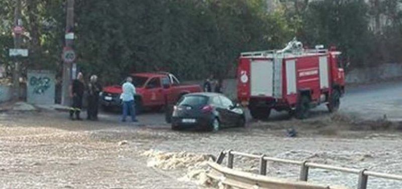 Ραφήνα: Σε εξέλιξη επιχείρηση για την απομάκρυνση αυτοκινήτου - Κλειστή η γέφυρα της Αρίωνος (Photo - Video) - Media