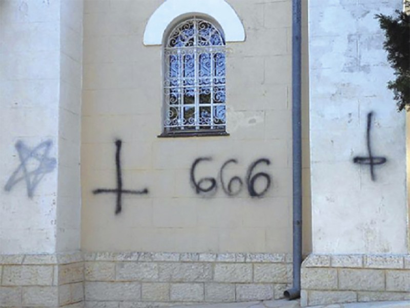 Βεβήλωσαν ναό με σατανιστικά σύμβολα - Media