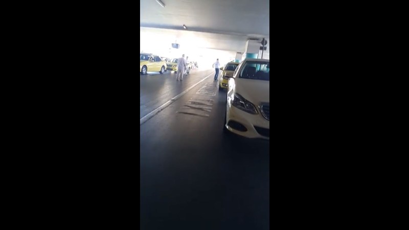 Απίστευτος καβγάς στο Ελ. Βενιζέλος- Ταξιτζήδες «έπαιξαν» μπουνιές για μία θέση στην πιάτσα (Video)  - Media