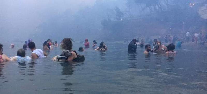 Η κόλαση πήρε σάρκα και οστά στην παραλία στο Μάτι - Καθηλωτικές φωτογραφίες με ανθρώπους στη θάλασσα - Media