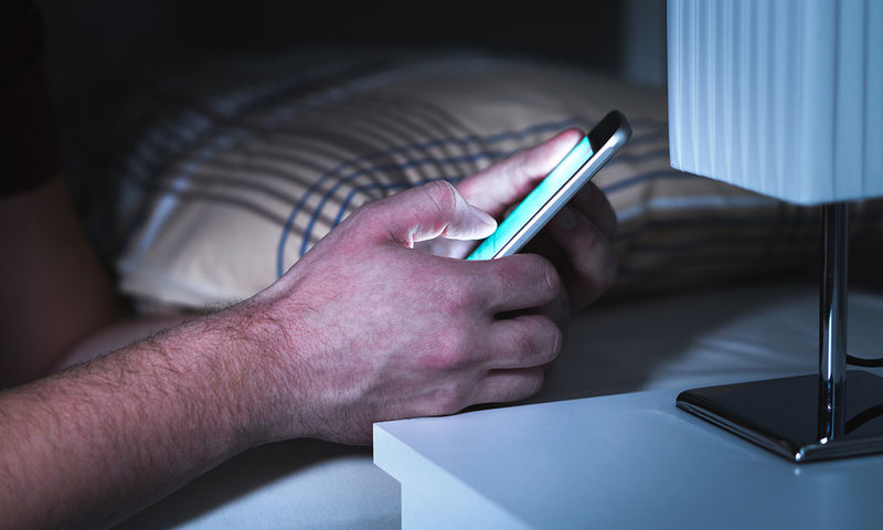 Γιατί είναι επικίνδυνο να ασχολείστε με το κινητό σας τηλέφωνο προτού κοιμηθείτε - Media