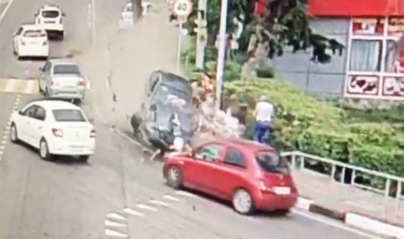 Τρόμος στο Μουντιάλ: Αυτοκίνητο παρέσυρε πεζούς στο Σότσι - Ένας νεκρός και τρεις τραυματίες (Video) - Media