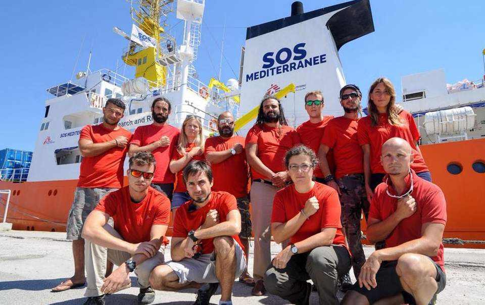 Τα κόκκινα μπλουζάκια αλληλεγγύης στους μετανάστες και η ειρωνική ανάρτηση Σαλβίνι - Media