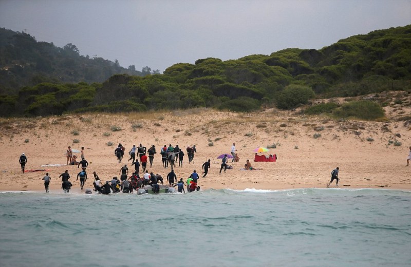 Ντοκουμέντο: Μετανάστες φθάνουν σε παραλία και διαφεύγουν ανάμεσα σε λουόμενους (Video) - Media