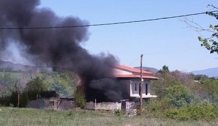 Στρογγυλοβούνι: Πυροσβέστης έσωσε 15χρονο από φλεγόμενο σπίτι του  - Media
