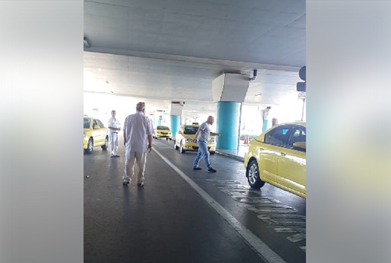 Ταξιτζήδες έπαιξαν μπουνιές στο Ελ. Βενιζέλος για μια θέση στην πιάτσα (Video) - Media