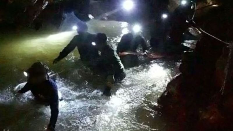Αποκάλυψη-σοκ: Ναρκωμένα βγαίνουν τα παιδιά από τη σπηλιά στην Ταϊλάνδη (Video) - Media