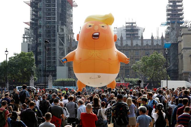 Το αερόστατο με τον baby Trump υψώθηκε έξω από το κοινοβούλιο της Βρετανίας (Photo/Video)  - Media