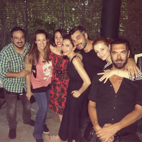 Συγκινήθηκε η Δέσποινα Βανδή: Η τούρτα έκπληξη στη σκηνή για τα γενέθλιά της (Video) - Media